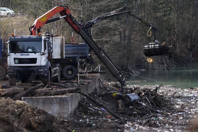 Smeti se pred jezom hidroelektrarne Višegrad nabirajo hitreje, kot jih uspe odstraniti lokalnim oblastem. | Foto: Guliverimage/Vladimir Fedorenko