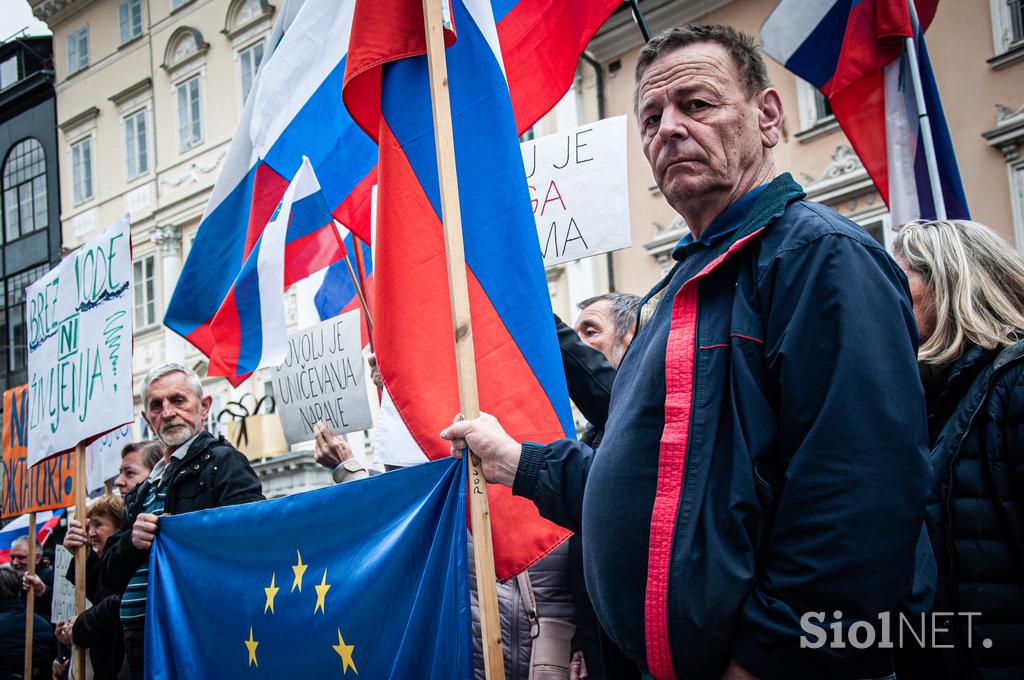 Protest pred mestno hišo proti kanalu C0