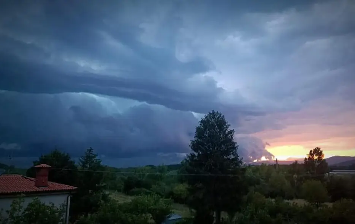 Nevihte | Do petka zjutraj lahko v zahodni polovici Slovenije pade od 90 do 140, drugod od 50 do 90 litrov dežja na kvadratni meter. | Foto Amela Talić/Meteoinfo