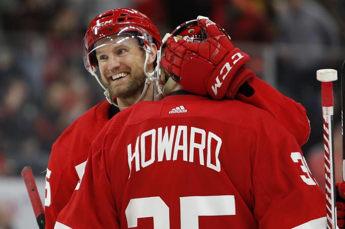 Niklas Kronwall, legendarni Šved, ki je celotno NHL kariero igral v dresu Detroit Pistons. Izjemni branilec je za rdeča krila odigral skoraj tisoč tekem, dosegel 83 zadetkov in in prispeval 349 podaj. Leta 2008 so se s soigralci razveselili tudi Stanleyjevega pokala, izjemne uspehe pa je dosegal tudi s švedsko izbrano vrsto. Ima kar štiri odličja z največjih tekmovanj, od tega dve zlati in dve srebrni. Leta 2006 je Švedska postala prva v zgodovini, ki je v enem letu osvojila tako olimpijski turnir kot tudi svetovno prvenstvo. | Foto: Reuters