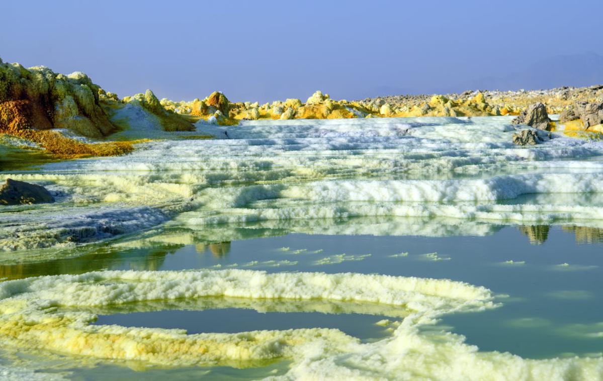 Dallol | Stopničasti bazeni vode v etiopski puščavi so videti lepo, a v njih ne plavajo niti bakterije, kaj šele kakšna riba.  | Foto Getty Images