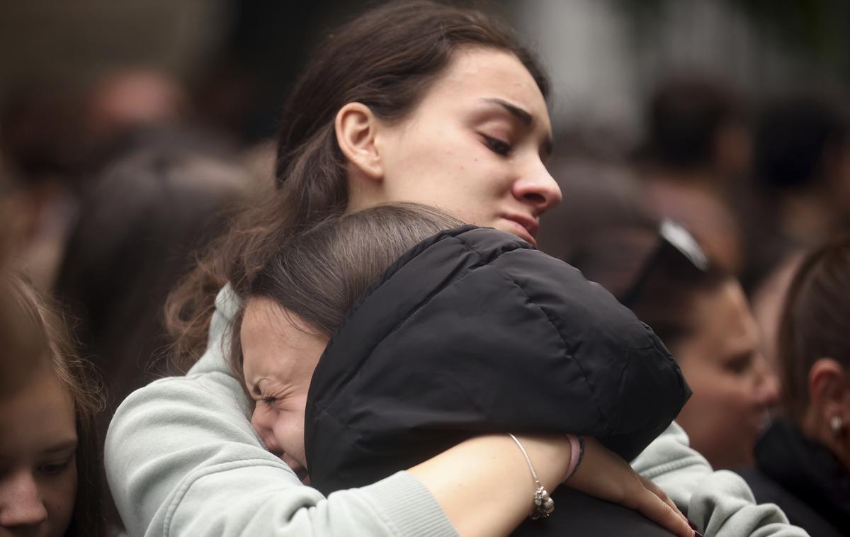 Beograd | Tišina, solze in neizmerna žalost ljudi, ki se v Beogradu že od zgodnjega jutra zbirajo pred osnovno šolo Vladislav Ribnikar, kamor prinašajo cvetje in sveče.  | Foto Guliverimage