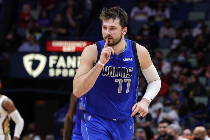 Luka Dončić | Luka Dončić je pred All-Star tekmo vnovič pokazal, da bi si zaslužil mesto v prvi peterki. Zaustavil se je pri 49 točkah, 15 skokih in osmih asistencah. | Foto Reuters