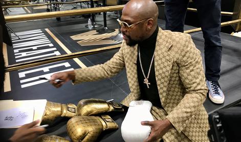 Mayweather z nokavtom podrl Asakuro in si napolnil denarnico