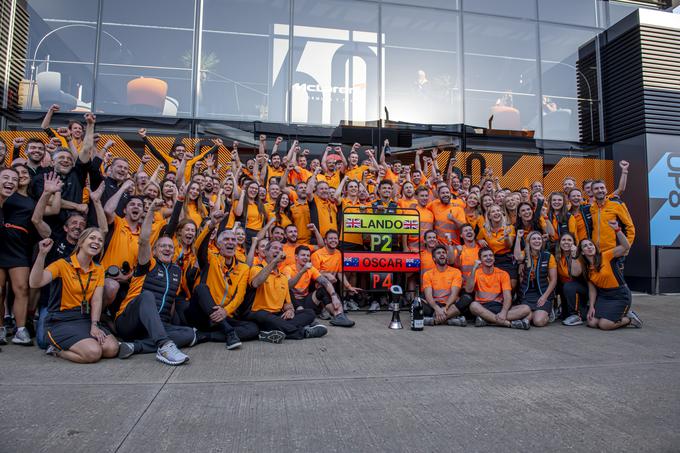 McLaren je z gasilsko fotografijo proslavil drugo in četrto mesto na domači dirki v Silverstonu. | Foto: Guliverimage