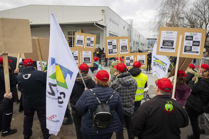 Pošta Slovenije shod | "Žalostno je, da moramo iz medijev izvedeti za načrt poslovodstva in nadzornega sveta, da imajo v načrtu naslednje leto odpustiti 250 ljudi v prometu, ko pa vsi dobro vemo, da vse leto krčimo in delamo nadure zaradi tega, da lahko sodelavci gredo na dopust," je dejal  predsednik odbora za pošto pri SDPZ Peter Helbel. | Foto STA