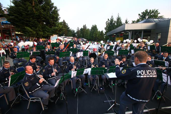 Člani Orkestra slovenske policije so vajeni igranja na višje ležečih "postojankah", kar je zanje izziv, ki pa ga radi sprejmejo. | Foto: Mediana