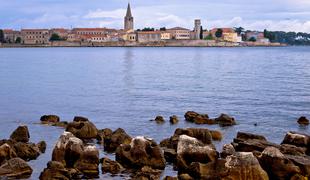 Poreč: Slovenko, ki se je tepla s policisti in jih grizla, obsodili na leto dni zapora pogojno