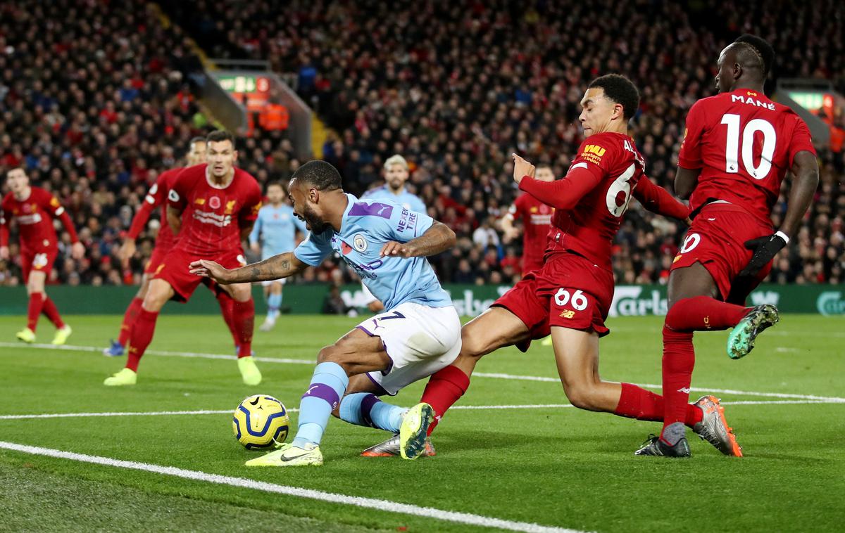 Liverpool - Manchester City | Liverpool je v derbiju 12. kroga premier lige s 3:1 premagal Manchester City in mu na lestvici pobegnil za 9 točk. | Foto Reuters