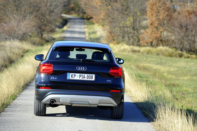 Poleg zanesljive lege na cesti in natančne vodljivosti se Q2 vozniku hitro prikupi še z odlično zvočno zatesnjeno kabino, ki je visoko imuna tudi proti nadležnim vibracijam. Premium kakovost je kljub kompaktnemu paketu na visoki, Audijevi ravni, kar da Q2 vedeti v vsakem prevoženem kilometru. Je pa res, da uporabniška izkušnja precej odvisna od ravni opreme – basis, sport in design – in tudi seznama dodatne opreme, kjer cena hitro pridobiva številke. | Foto: Jure Gregorčič