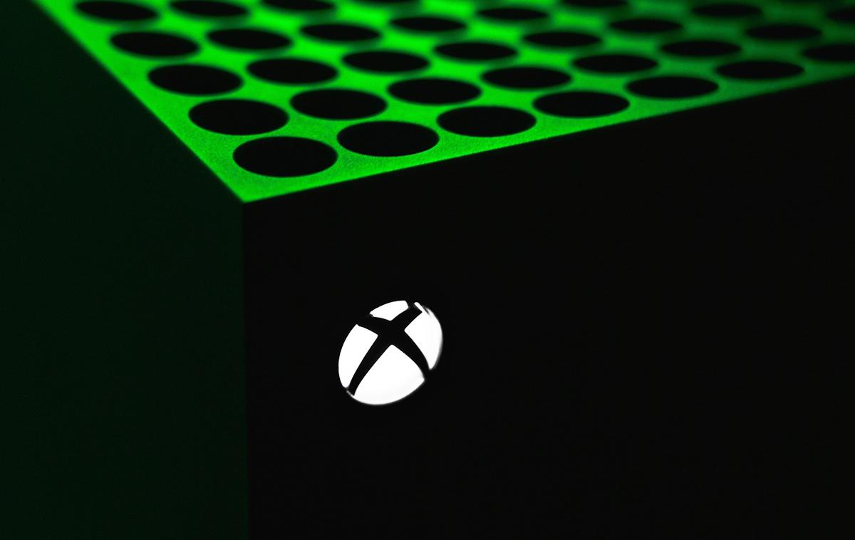 Xbox, Xbox Series X | Medtem ko je Microsoft v Sloveniji že desetletja prisoten z uradno podružnico s sedežem v Ljubljani, je Slovenija za njegovo vejo s področja videoiger, Xbox, ki obstaja od leta 2001, tako rekoč država tretjega sveta. Stvari so se na bolje malce spremenile leta 2023, ko je v Sloveniji postala dostopna storitev PC Game Pass, ki pa je na voljo zgolj igralcem na osebnih računalnikih. | Foto Shutterstock