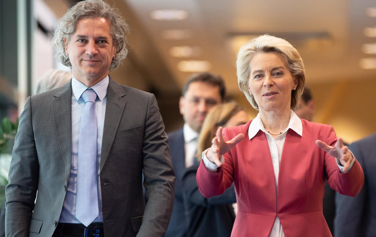 Golob von der Leyen | Premier je v Bruslju povedal, da sta se s predsednico komisije strinjala, da je zeleni prehod ravno zdaj prava rešitev, ne težava. "Na tem področju bo treba nadaljevati delo, in to ambiciozno," sta še ugotavljala, je dejal Golob. | Foto Vlada RS