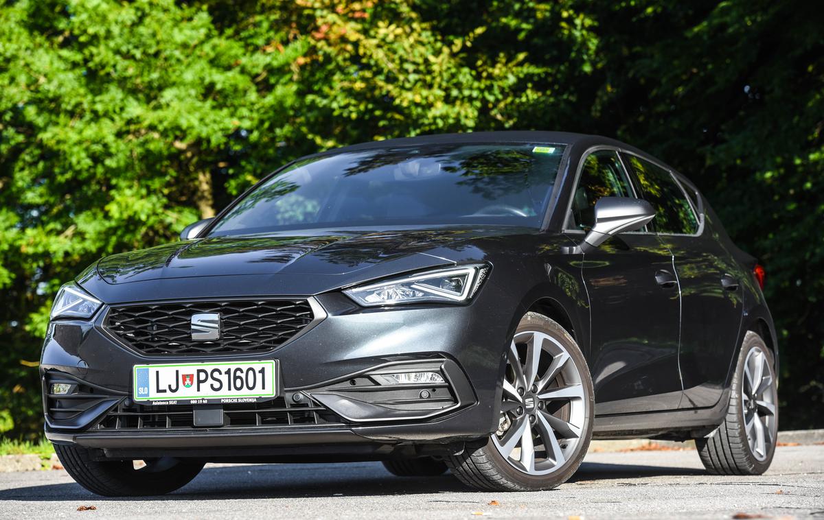 Seat leon | Leon je oblikovno prav gotovo dovolj drugačen in z bolj jasnimi linijami se dobro loči od sestrskega volkswagen golfa. Pomagajo mu tudi luči LED (predvsem zadaj po celotni širini). | Foto Gašper Pirman