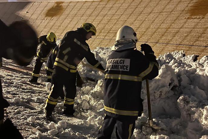 Velodrom sneg | Gasilci in prostovoljci so imeli ogromno dela, da so umaknili sneg s kolesarske steze in jo zaščitili. | Foto PGD Kamence