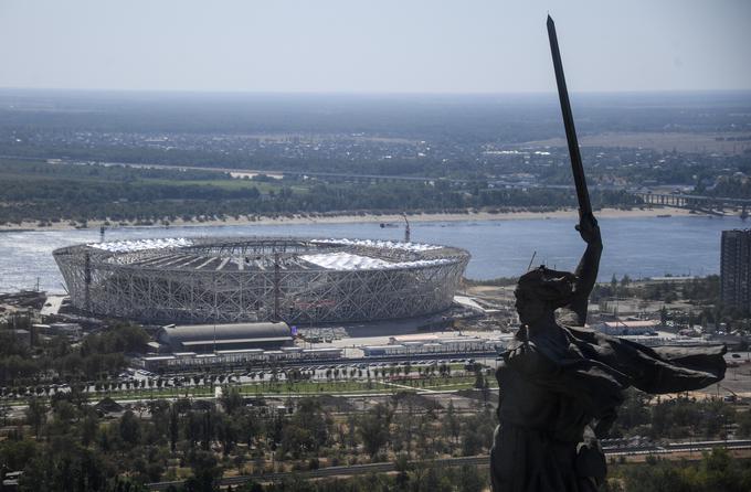 Na prekrasen štadion v Volgogradu, ki je utrpel grozote v drugi svetovni vojni (bitka za Stalingrad), gleda mogočen spomenik Mati domovina. | Foto: Reuters