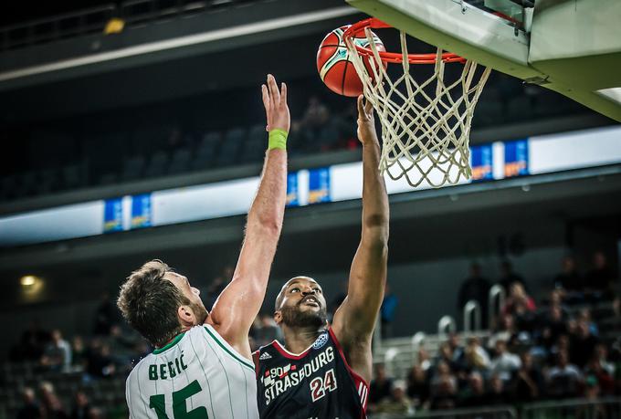 Mirza Begić je nekajkrat uspešno zaustavil poizkusi nekdanjega francoskega reprezentanta Alija Traoreja, vendar je ta končal tekmo pri kar 20 točkah. | Foto: Vid Ponikvar