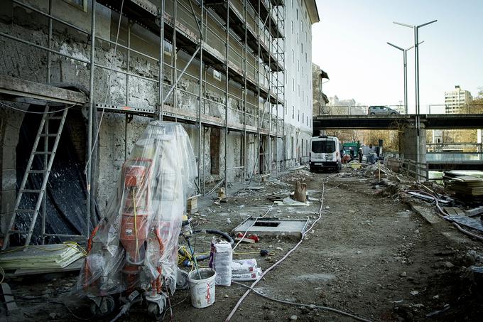 Ta del Poljanskega nasipa bo zaživel kot podaljšek mestne promenade, saj bo ob Cukrarni območje za pešce z devetimi klopmi in drugimi vsebinami za prijeten sprehod in postanek. | Foto: Ana Kovač