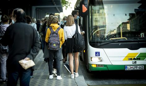 24-letni migrant na avtobusu LPP napadel najstnici. Eno je tudi poškodoval.