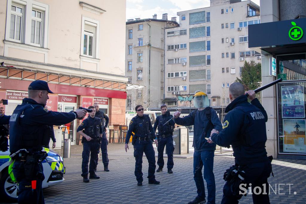 Moški z nožem grozi na Bavarskem dvoru