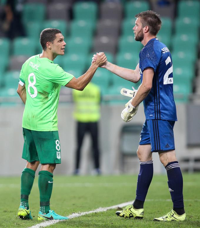 Pozdrav kapetana Olimpije in vratarja Trenčina. | Foto: Vid Ponikvar