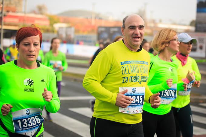 Blaž Jasnič, direktor SIJ Elektrode, je pobudnik akcije Delamo korake za male junake. Na 21. Ljubljanskem maratonu je pretekel desetkilometrsko razdaljo. Nanjo se je načrtno pripravljal s sodelavci. "Na prvem treningu sem skoraj pustil dušo, bolj sem hodil, kot pa tekel, potem pa je steklo." Vesel je, ker je njegova pobuda naletela na tako velik odziv. | Foto: Sandi Fišer