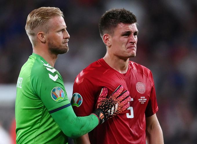 Objokanega Maehleja je po dvoboju tolažil tudi Kasper Schmeichel. | Foto: Reuters