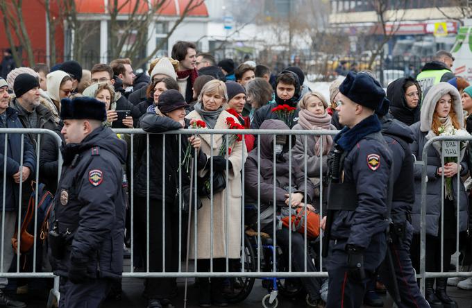 Tisoče Rusov se je poslovilo od Navalnega, ki je februarja letos umrl v ruskem zaporu. | Foto: Reuters