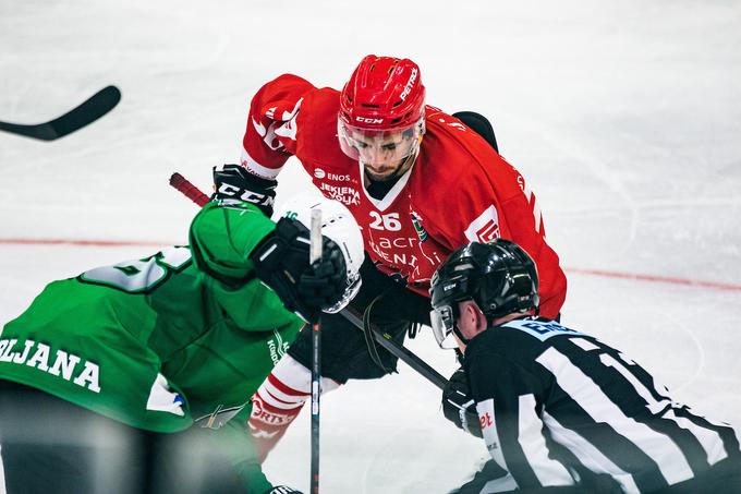 Na Jesenicah imajo kar nekaj težav z igralskim kadrom za petkovo tekmo. Med drugimi bo manjkal tudi izkušeni napadalec Jaka Ankerst. Vratar Antoine Bonvalot se je po izpahu rame v postavo vrnil v torek, čeprav so mu zdravniki predpisali še nekaj počitka.  | Foto: Sportida