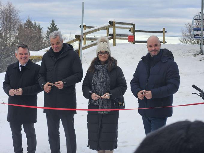 Novo štirisedežnico so otvorili (od leve proti desni): Ranko Šmigoc, Saša Arsenovič, Urška Repolusk in Matevž Frangež. | Foto: Matic Prevc/STA