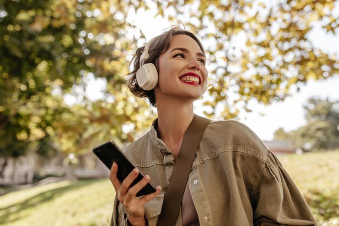 pomlad, jesen, dekle, ženska, telefon | Foto Shutterstock