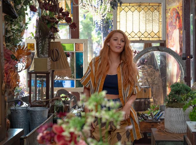 Blake Lively se ponovno izkaže v glavni vlogi. Tokrat igra cvetličarko po imenu Lily Blossom Bloom, kar bi lahko poslovenili kot Lilijana Cvetka Cvetkov. | Foto: CON FILM D.O.O., LJUBLJANA