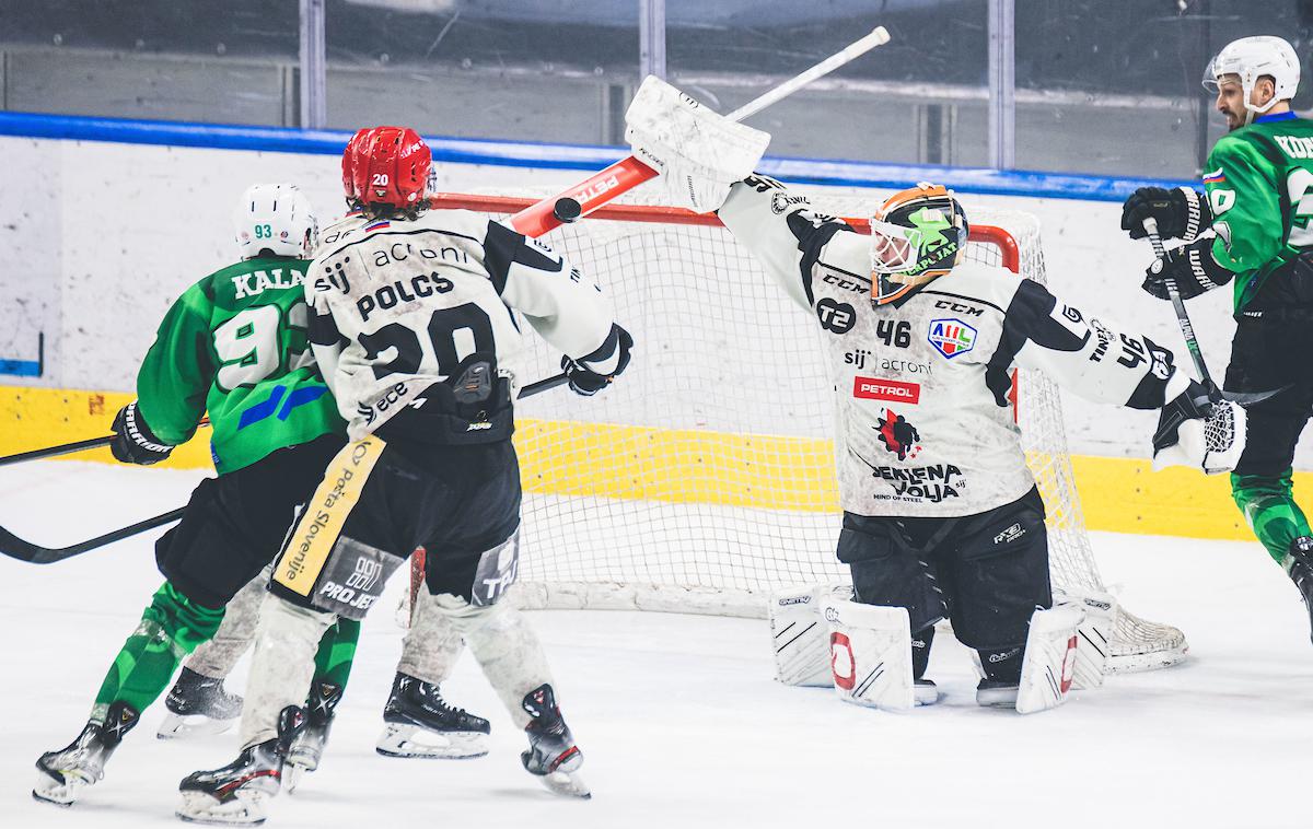 HK SŽ Olimpija : HDD Jesenice finale DP 1. tekma | Olimpija je v torek upravičila vlogo favorita, odpor Jeseničanov, ki so se večino časa branili, so dokončno strli v zadnji tretjini. Druga finalna tekma bo v petek na Jesenicah, kjer si zmaji lahko zagotovijo 18. naslov državnih prvakov. | Foto Grega Valančič/Sportida