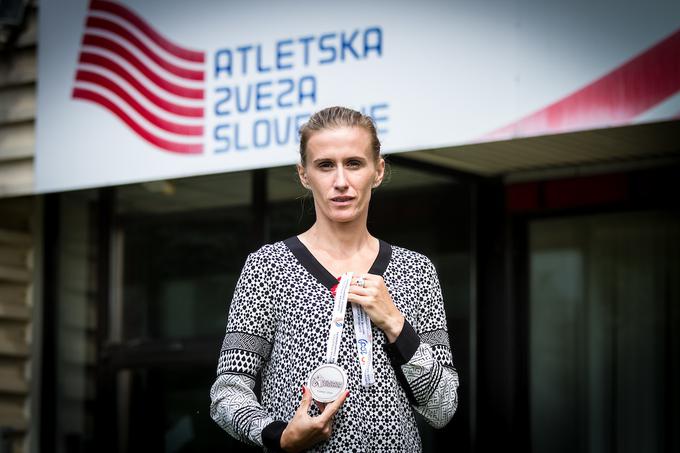 Takole je s srebrno medaljo za nastop na dvoranskem evropskem prvenstvu 2009, ki jo je dobila naknadno, pozirala leta 2015. | Foto: Peter Kastelic