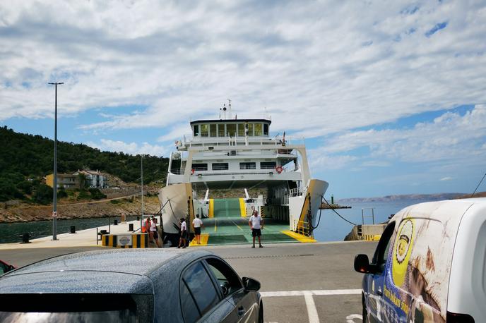 trajekt | Trajekt bo na liniji Split–Vela Luka plul vsak dan. V času plovbe bodo potniki lahko poslušali Dragojevićeve pesmi, v salonu na trajektu pa je obešen plakat z glasbenikom in verzi iz pesmi Anđele moj. (Fotografija je simbolična.) | Foto STA