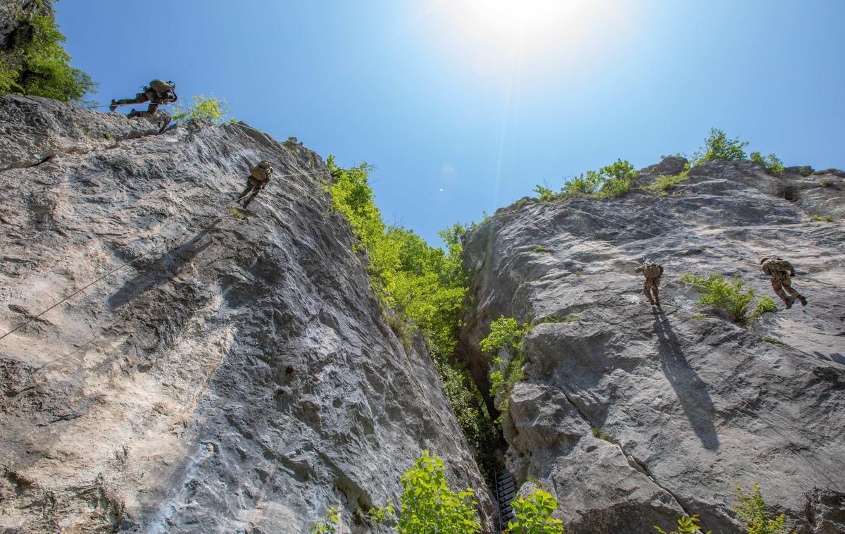 Slovenska vojska | Sodelujoči preverjajo veščine in znanja s področja gibanja, preživetja ter bojnega delovanja v sredogorju in visokogorju. | Foto Slovenska vojska, Zvone Vrankar