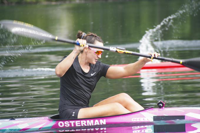 Anja Osterman je morala še pred kratkim delati v lokalu, da si je lahko privoščila priprave. | Foto: Boštjan Boh