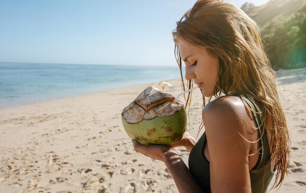 lasje, nega | Ideja o mokrih laseh na plaži se morda zdi dobra, a lasem lahko naredi veliko škode. | Foto Thinkstock