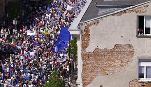 Na protestu opozicije v Varšavi 240 tisoč ljudi