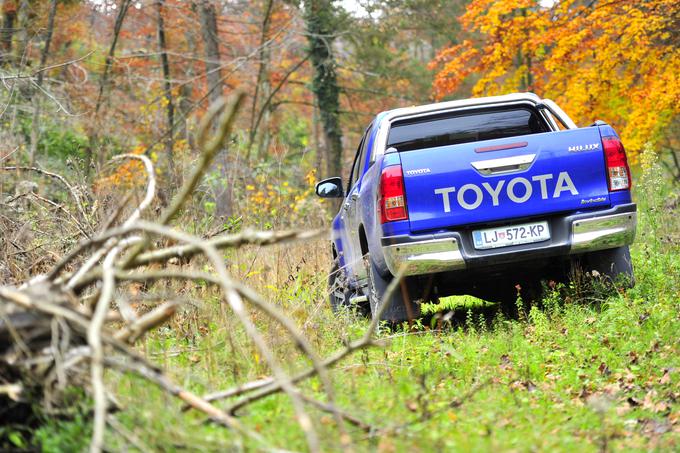 Karoserija novega hiluxa je dobila 120 novih točkovnih varov in jekla različnih trdot, zato je vzvojna čvrstost boljša. Dobil je tudi tri nove programe za nadzor zaviranja v težkih pogojih. Pri hitrosti do 25 km/h nadzoruje spust, obdržal je tudi reduktor in dobil 100-odstotno zaporo diferenciala na zadnji osi. | Foto: Gregor Pavšič