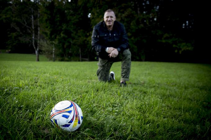 Ko se je priključil specialni brigadi Moris, se mu je zaradi bližine ponudila možnost, da igra v slovenski prvi ligi v dresu kluba iz Kočevja. ''Takrat smo naredili bum. Dobro nam je šlo. Bili smo dobra družba, dosegali dobre rezultate, imeli smo denar. Škoda, ker je bila to le muha enodnevnica. Prideš gor, potem pa zmanjka denarja, klub pa je brez podmladka.''  | Foto: Ana Kovač