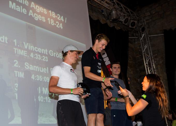 Potem ko je zadnje "ironmane" pričakala v cilju, je najboljšim v vseh starostnih kategorijah razdelila medalje in nagrade. | Foto: Vid Ponikvar