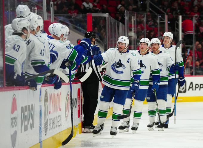 Vodilna ekipa lige Vancouver Canucks je zmagala na gostovanju pri Carolini. | Foto: Guliverimage