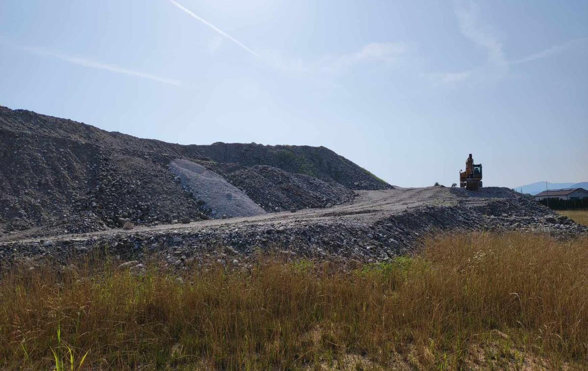 Poslovna cona Arnovski gozd | Podjetji Nivo Eko in Tegar sta v Poslovni coni Arnovski gozd odložili veliko odpadnega materiala ob čiščenju Savinje v Zgornji Savinjski dolini. | Foto STA