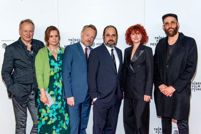 Najpomembnejši členi serije Černobil: Stellan Skarsgard, Emily Watson, Jared Harris, Craig Mazin, Jessie Buckley (Ljudmila Ignatenko) in režiser Johan Renck. | Foto: Getty Images