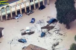 Poplave pri sosedih zahtevale smrtne žrtve: voda jih je zalila, ko so bili v avtomobilu #video