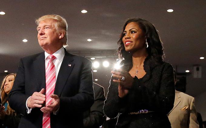 "Trumpova svetovalka Omarosa Manigault Newman je napisala knjigo S tečajev (Unhinged) in med drugim razkrila grobe rasistične pripombe, ki jih je uporabljal Trump v njeni prisotnosti." | Foto: Reuters