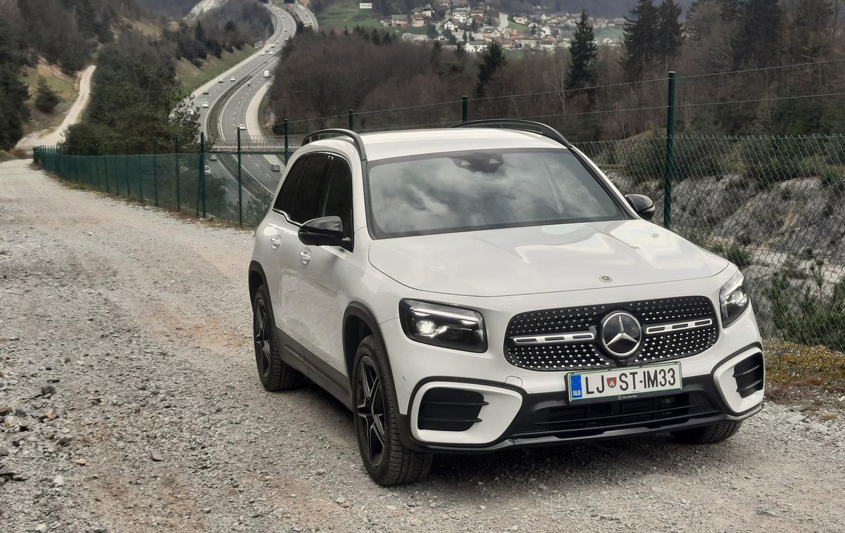 Mercedes GLB | Robustno oblikovani SUV na komfortnem podvozju se izkaže z udobjem na vseh voznih podlagah od avtocestnih do grobih makadamskih. | Foto Aleš Črnivec