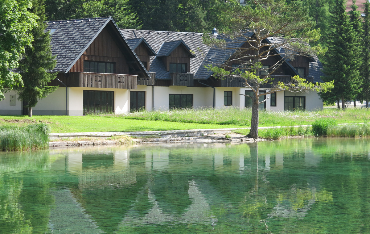 Jezero Jasna | Objekt ob jezeru Jasna v Kranjski Gori je z novim letom dobil novega lastnika. | Foto STA