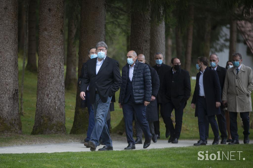 Slovesnost ob odkritju spominskega obeležja Demos na Račjem otoku na Brdu pri Kranju