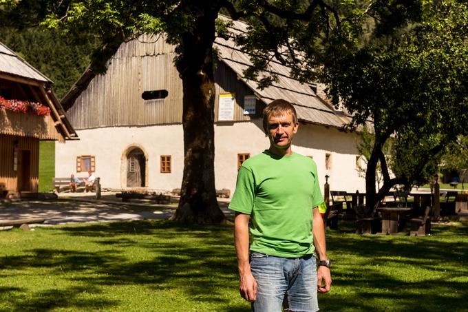 Drejc Karničar (pred 500 let staro Šenkovo domačijo na Jezerskem) je sin legendarnega Andreja Karničarja, ki je bil kar 40 let oskrbnik Češke koče. Kot otrok je poletja preživljal na 1.500 metrih nadmorske višine, potem pa za pet let z ženo Polono še sam prevzel oskrbniške vajeti. | Foto: Klemen Korenjak